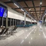 Cem brasileiros deportados dos EUA devem desembarcar no Aeroporto de Confins