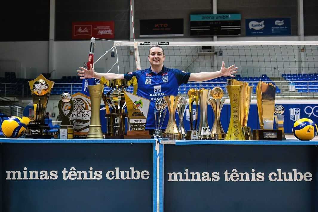 Minas homenageia Nicola, que posta carta de despedida antes de apresentação em novo clube