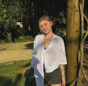 Isabel Veloso posta foto recriada por Inteligência Artificial, com filho no colo.