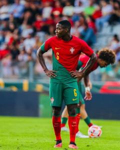 Dário Essugo, meio-campista de 20 anos, reforça o Chelsea, da Inglaterra, no Mundial de Clubes