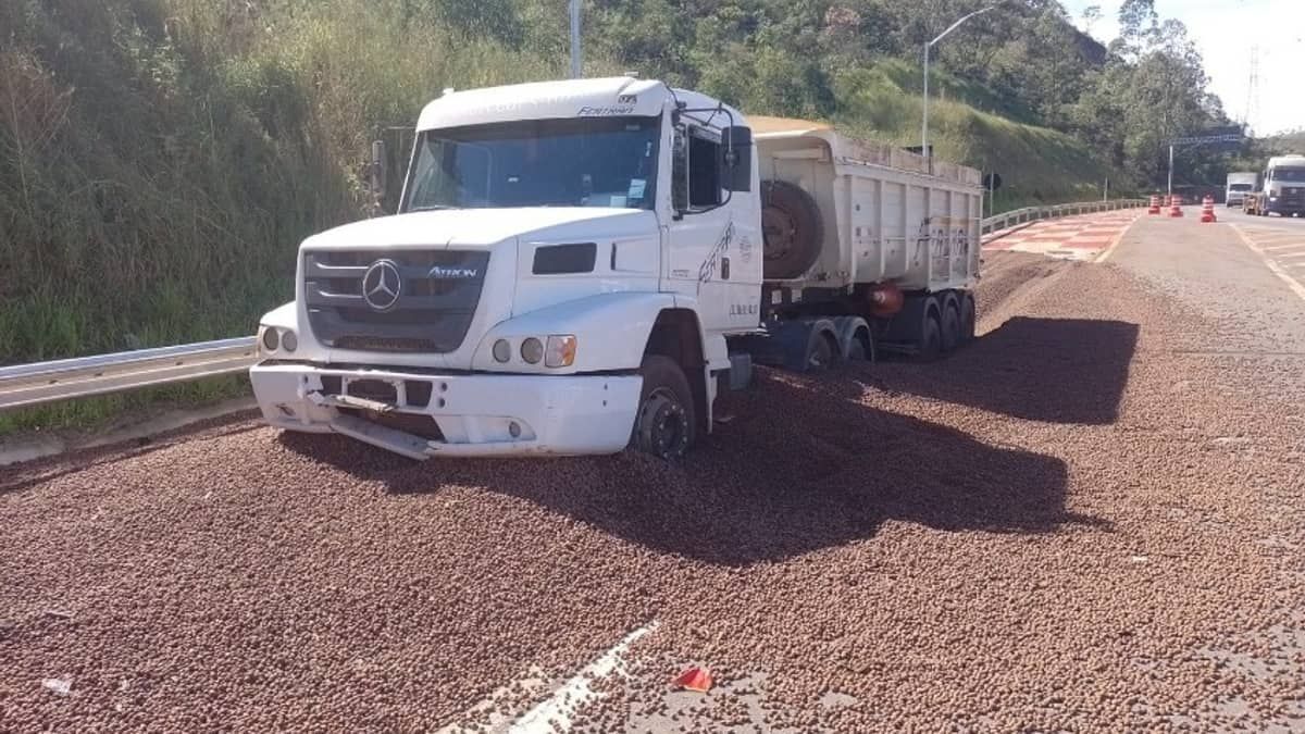 Carreta utiliza área de escape no Anel Rodoviário de Belo Horizonte 