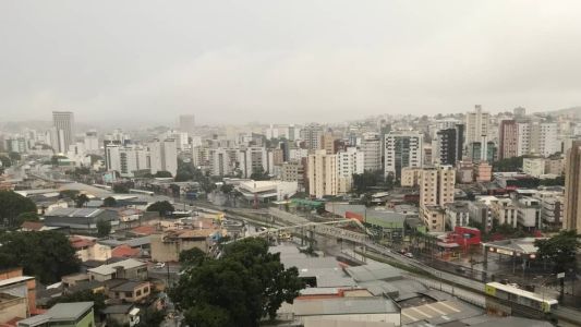 Esta segunda-feira (9) amanheceu chuvosa