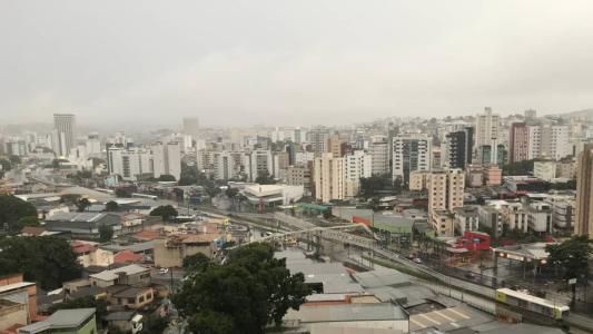 Esta segunda-feira (9) amanheceu chuvosa