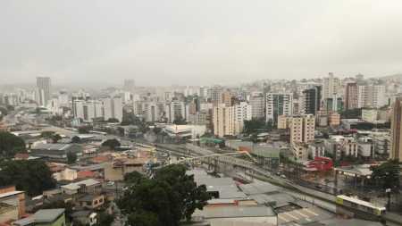 Esta segunda-feira (9) amanheceu chuvosa