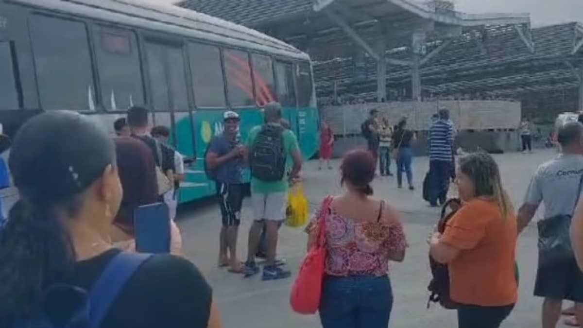 Vídeo: usuários revoltados com atrasos de ônibus fecham estação em Ribeirão das Neves 