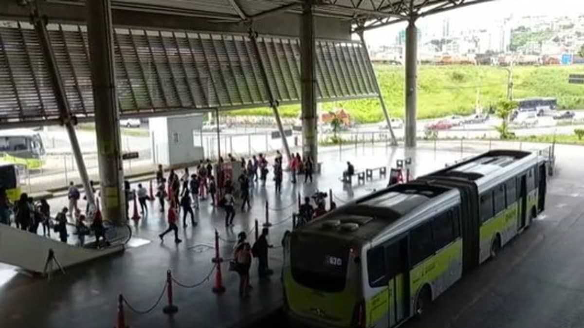 Mulher perde dedo preso por aliança ao tentar pular plataforma para pegar ônibus em estação de BH