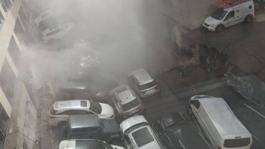 Estacionamento desaba em prédio de Nova York e deixa várias pessoas feridas