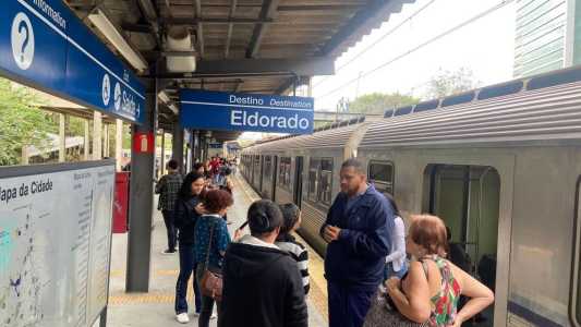 Estações ficaram sem funcionar durante aproximadamente 25 minutos na manhã desta terça-feira (15)
