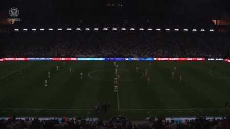Estádio abaixou nível das luzes antes da bola rolar em sinal de homenagem