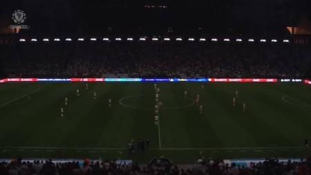 Estádio abaixou nível das luzes antes da bola rolar em sinal de homenagem