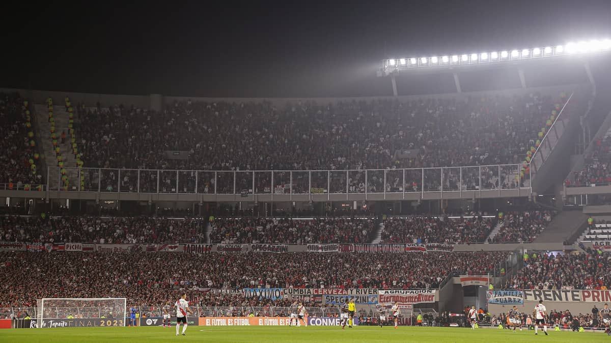 Torcida do Fluminense sofre atos racistas de argentinos; veja