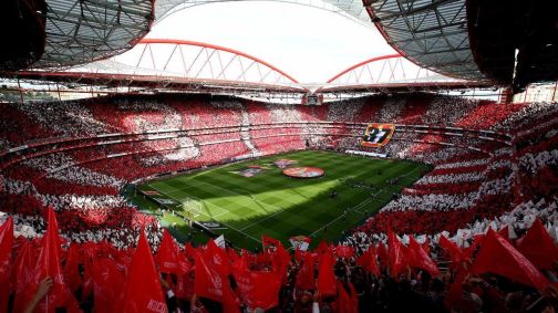 Casa do Benfica, o Estádio da Luz tem capacidade para mais de 64 mil torcedores