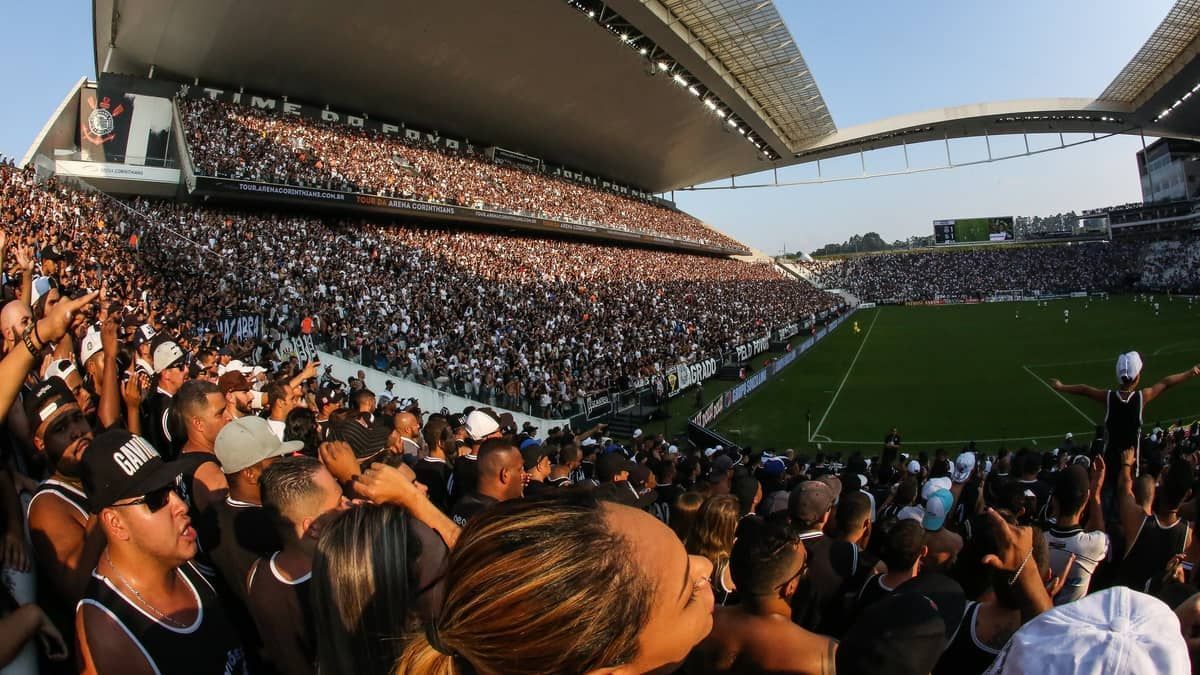Torcida do Corinthians faz “esquenta” para decisão em vitória sobre o Coritiba