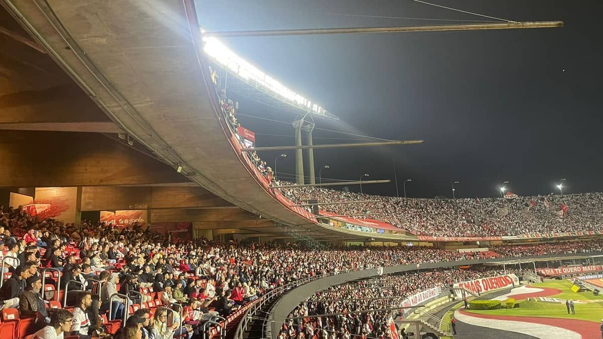 Bolsonaro vai a jogo do São Paulo sob aplausos e xingamentos de torcedores