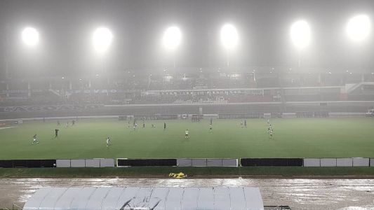 Estádio Rei Pelé, em Maceió, não teve condições de jogo nesta segunda-feira (19)