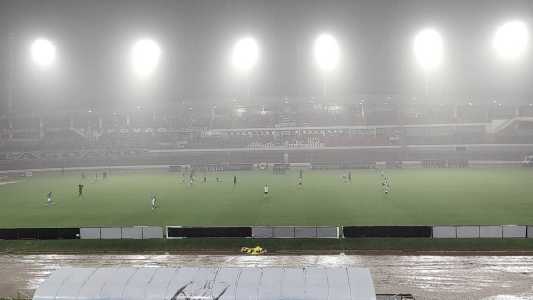 Estádio Rei Pelé, em Maceió, não teve condições de jogo nesta segunda-feira (19)