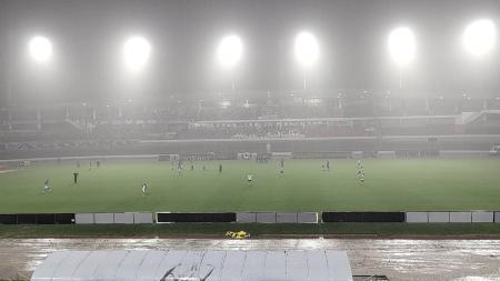Estádio Rei Pelé, em Maceió, não teve condições de jogo nesta segunda-feira (19)