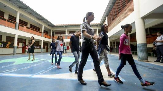 Estados decidem manter escolas cívicos-militares após encerramento de programa do governo federal.