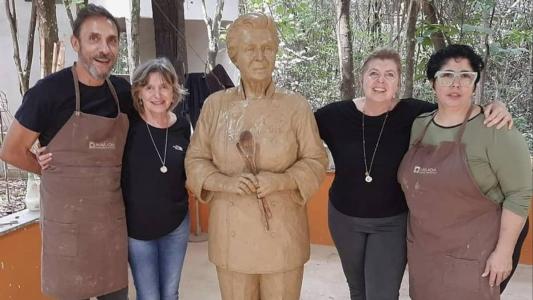 Estátua de Dona Lucinha em produção
