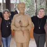 Dona Lucinha ganha estátua em frente ao Mercado Central