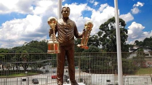 Estátua de Telê Santana no Morumbi