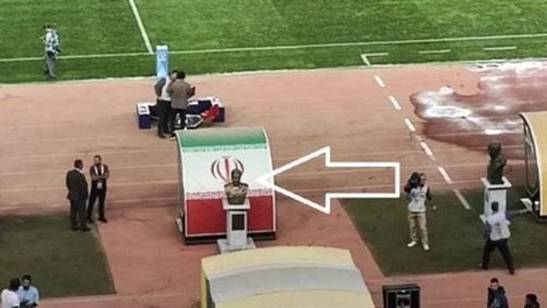 Estátua do líder iraniano fica na entrada do campo de jogo
