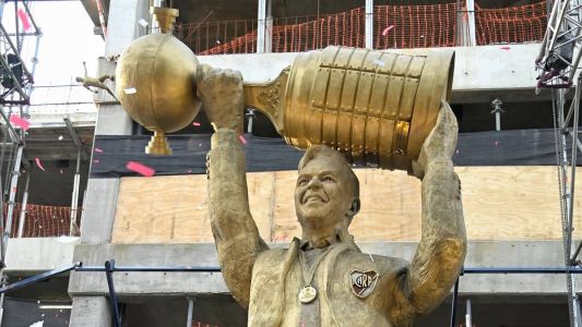 Estátua foi inaugurada neste sábado (27)