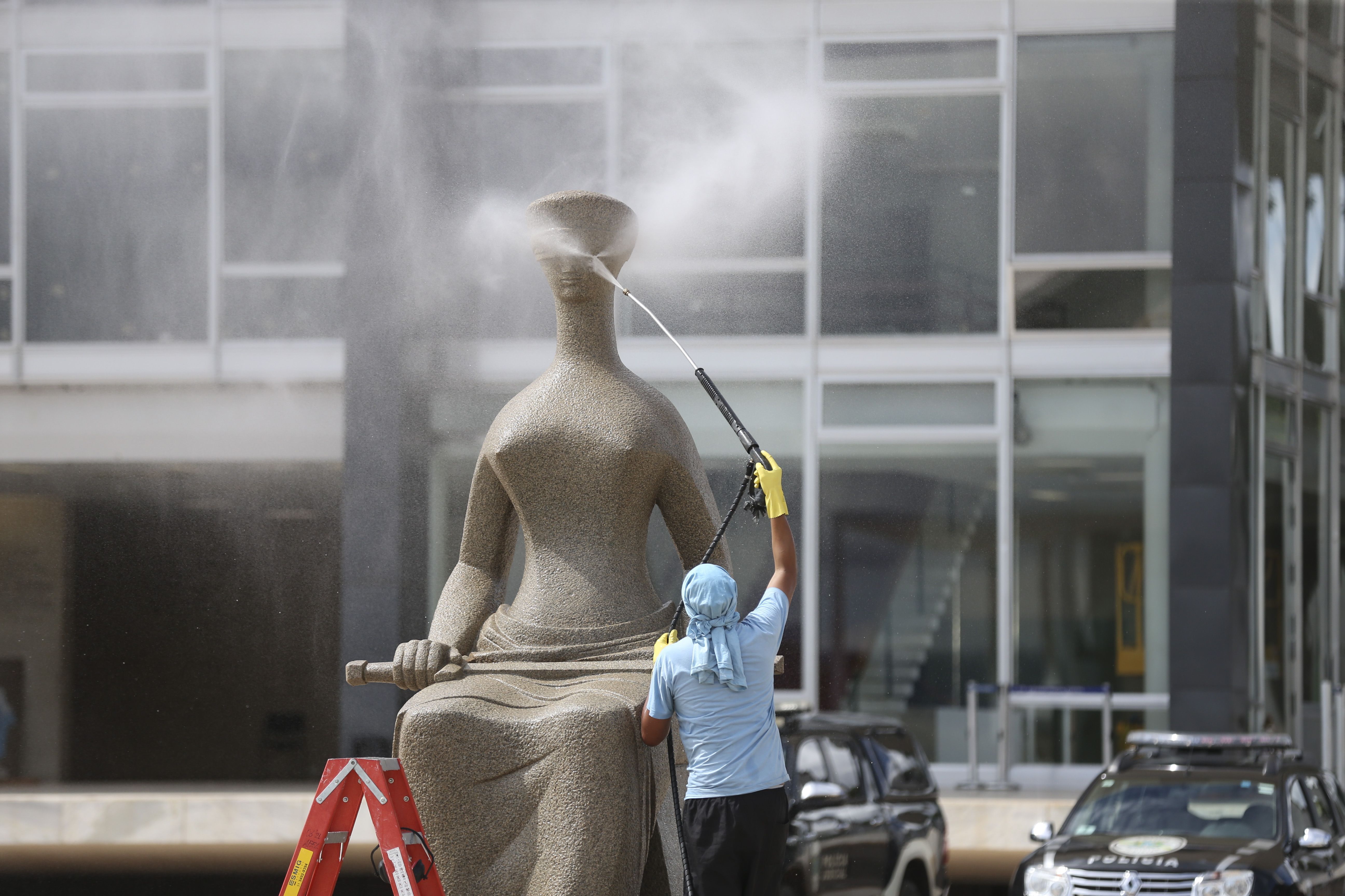 PGR denuncia mulher que pichou 'perdeu, mané' em estátua do STF no 8 de Janeiro