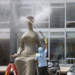 PGR denuncia mulher que pichou 'perdeu, mané' em estátua do STF no 8 de Janeiro