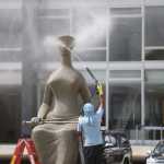 PGR denuncia mulher que pichou 'perdeu, mané' em estátua do STF no 8 de Janeiro