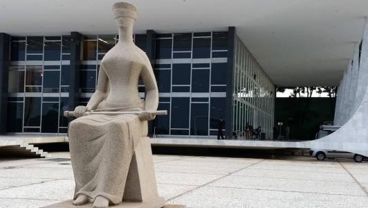 Estátua que representa a Justiça em frente ao STF