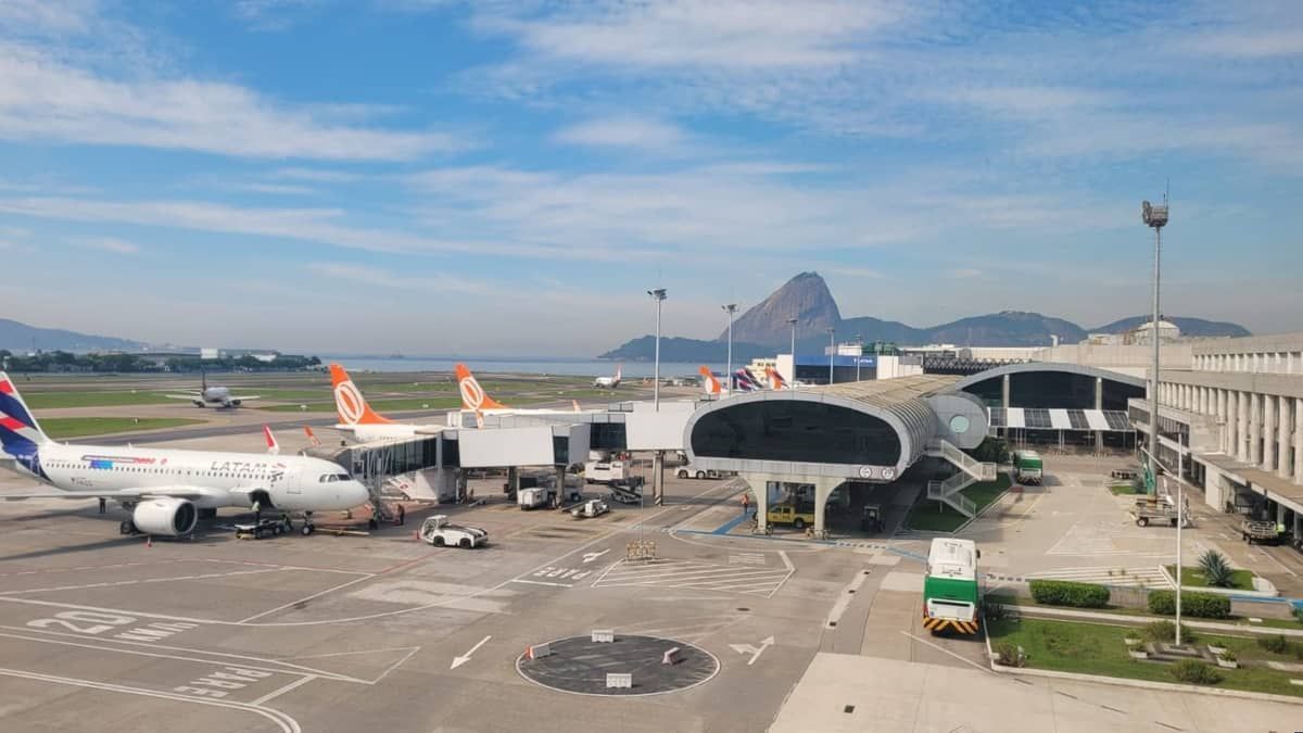 Balão cai em cima de avião estacionado e pega fogo em aeroporto do Rio