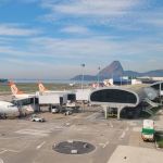 Balão cai em cima de avião estacionado e pega fogo em aeroporto do Rio