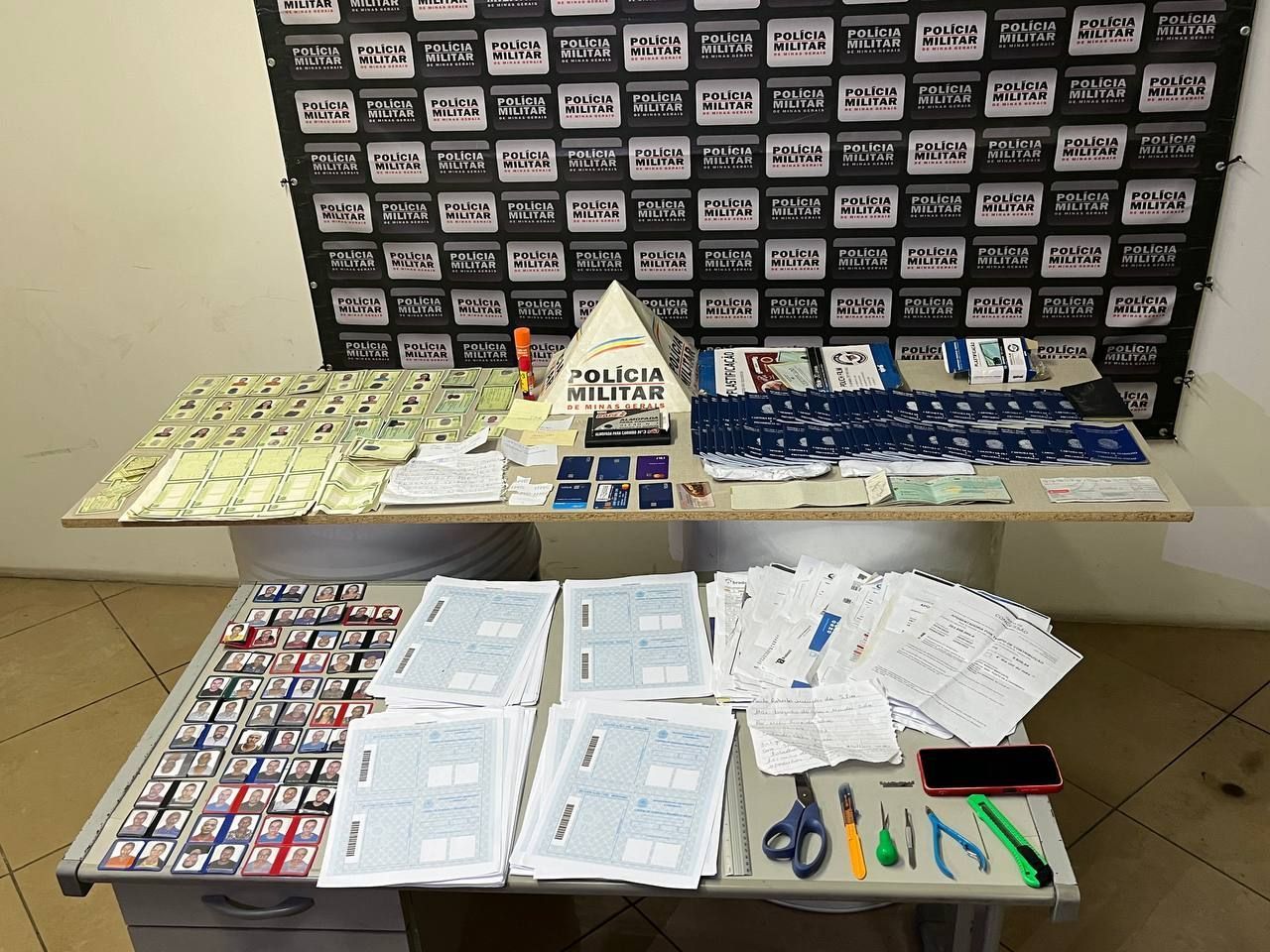 Estelionatário é preso em Juiz de Fora com dezenas de carteiras de trabalho e dados de aposentados