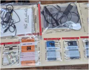 Foram apreendidos celulares, notebooks, diversos documentos e cartões bancários em nome de outras pessoas