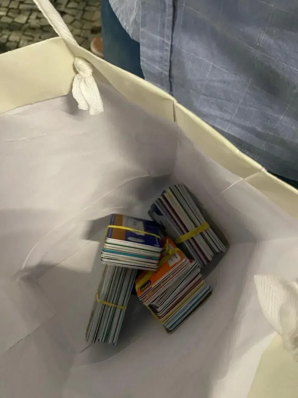 Suspeito de estelionato é preso ao tentar comprar 10 iPhones com cartões adulterados no RJ