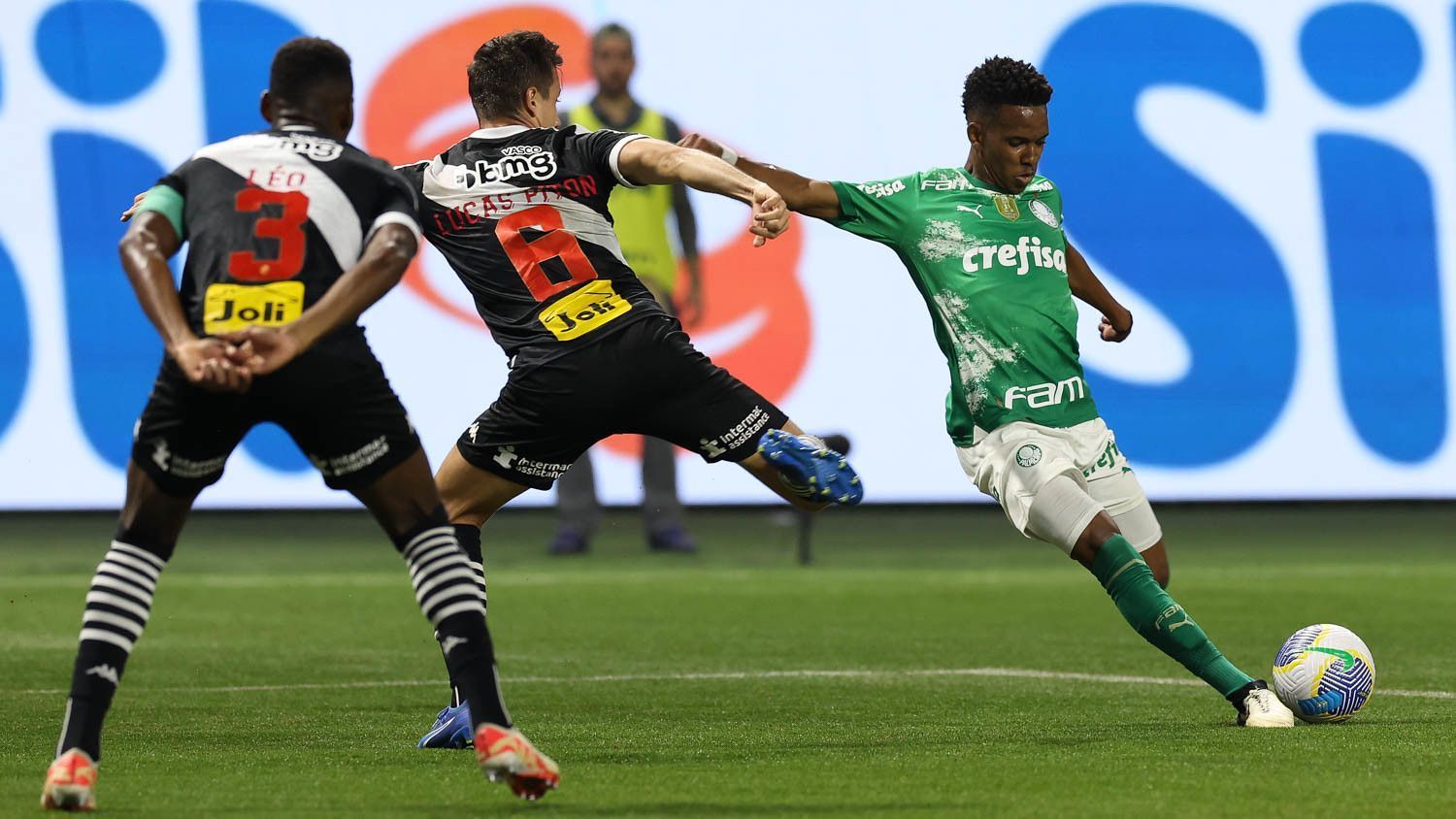 Vasco está entre os times que mais concedem chances aos rivais; veja o top-5