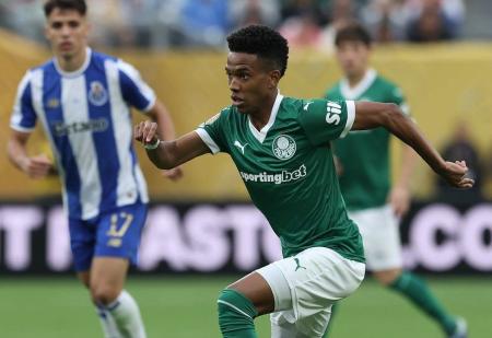Estêvão em ação pelo Palmeiras contra o Porto no Mundial de Clubes da Fifa 2025