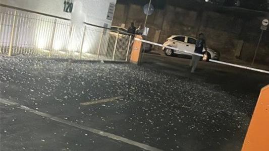 Estilhaços após a explosão foram parar do lado de fora do apartamento
