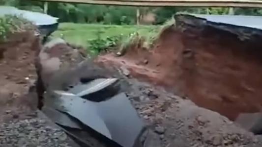 Estrada foi engolida pela chuva forte