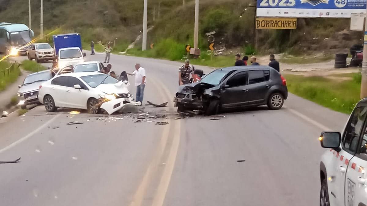 Vídeo: Vídeo: carros batem de frente na BR-356 em Ouro Preto e motoristas ficam feridos 