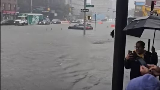 Imagens mostram veículos circulando com dificuldade em estradas inundadas