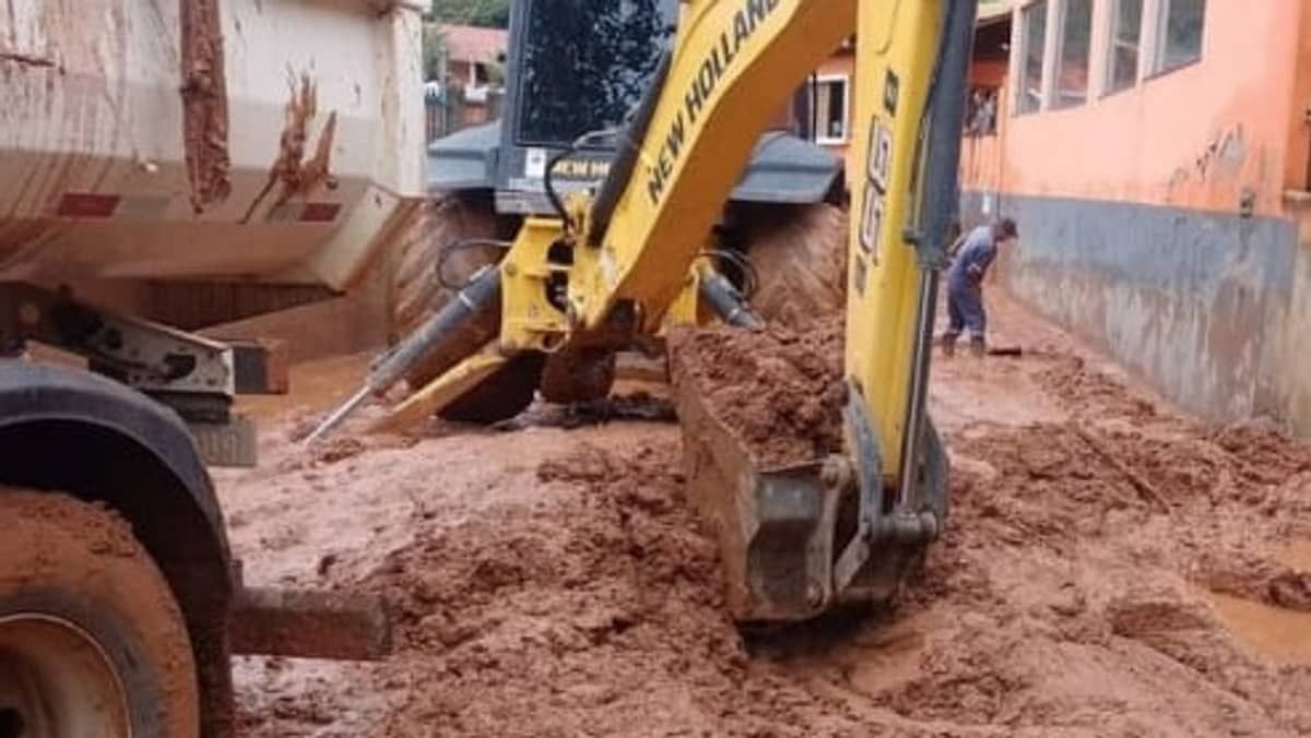 Ewbank da Câmara suspende atendimentos de saúde e em escolas por causa das chuvas 