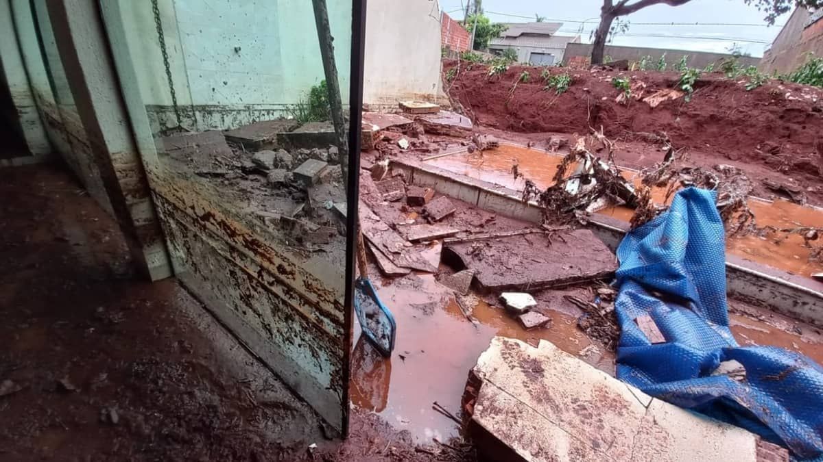 Casa é invadida por lama após desmoronamento de muro no interior de MG