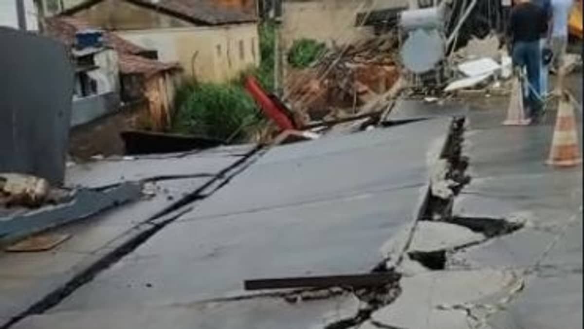 Vídeo: posto de gasolina fica destruído após temporal em Teófilo Otoni 