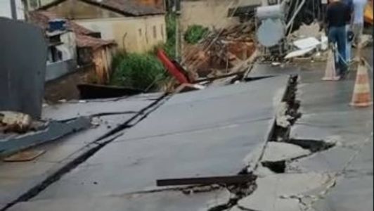 Estrutura do posto de combustíveis ficou comprometida; chuva foi na madrugada desta sexta-feira (27)