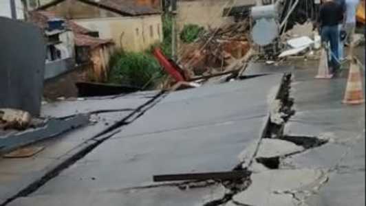 Estrutura do posto de combustíveis ficou comprometida; chuva foi na madrugada desta sexta-feira (27)