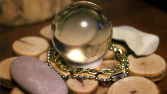 Estudante consultou uma vidente e uma mãe de santo, enquanto desviava dinheiro dos colegas