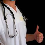 Faculdade cobra mensalidade de estudante com bolsa integral e terá que devolver dinheiro em dobro 