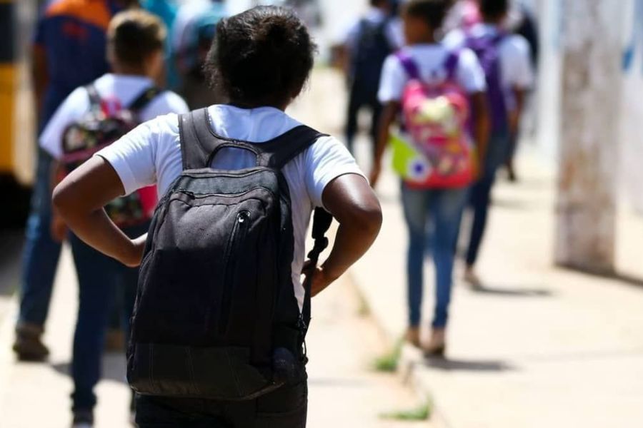 Programa inédito oferece carteira assinada a alunos da rede estadual de MG